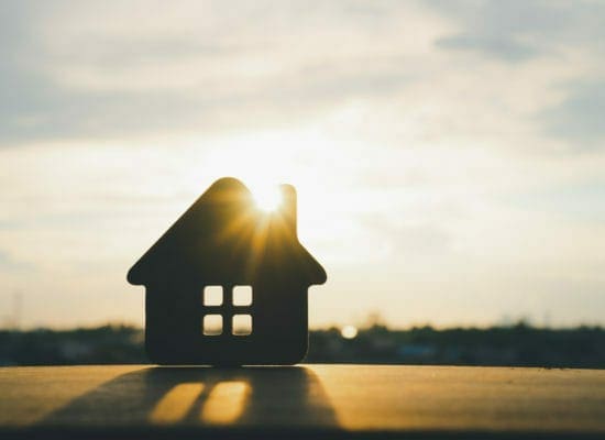 Modèle de maison en bois sur fond en bois, un symbole de vente immobilière